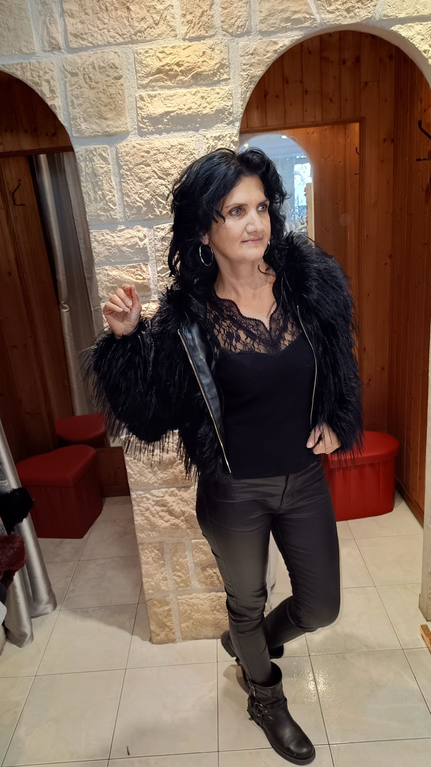 Veste à capuche courte fourrure noir 