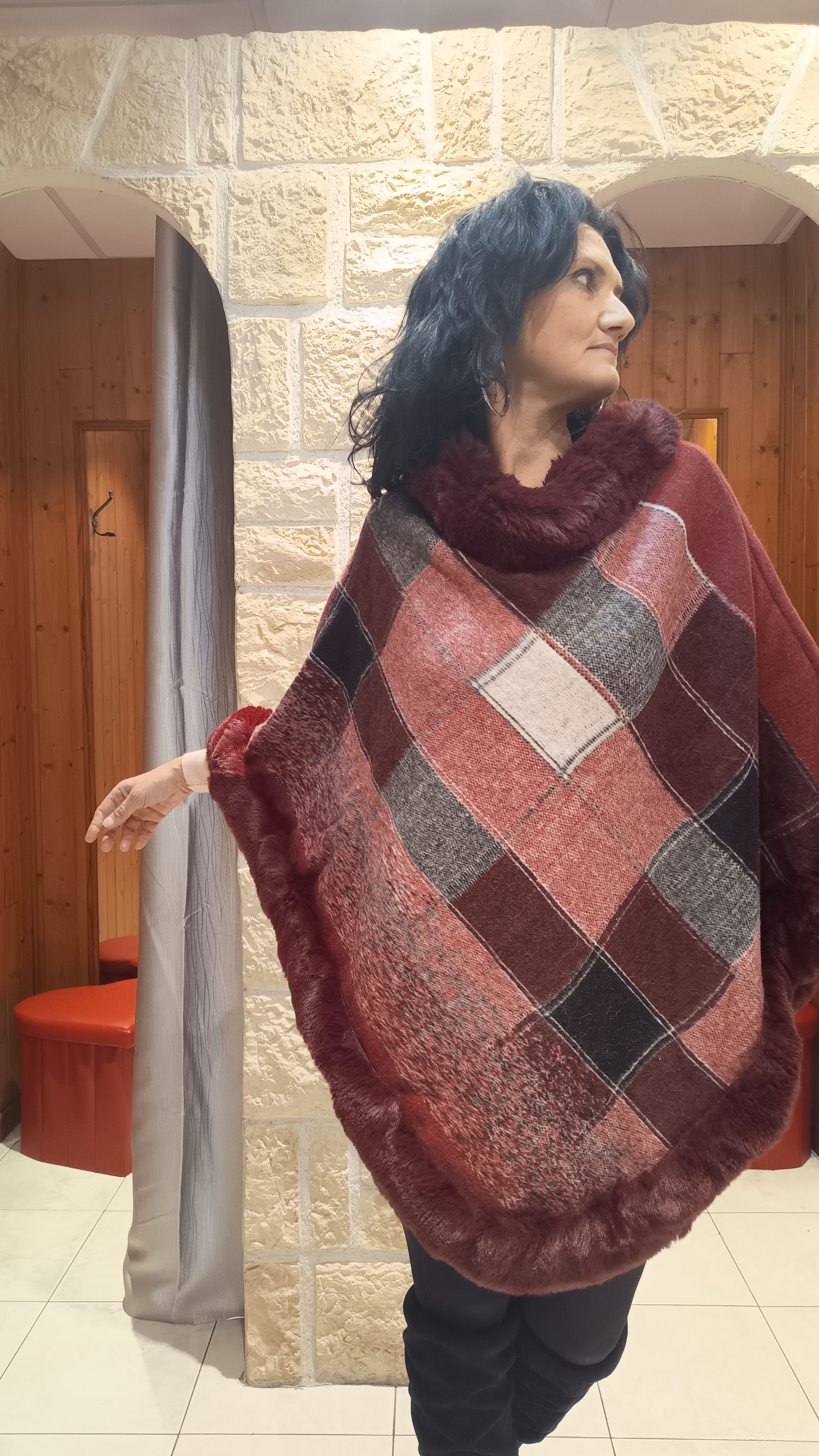 Poncho Carreaux fourrure bordeaux 