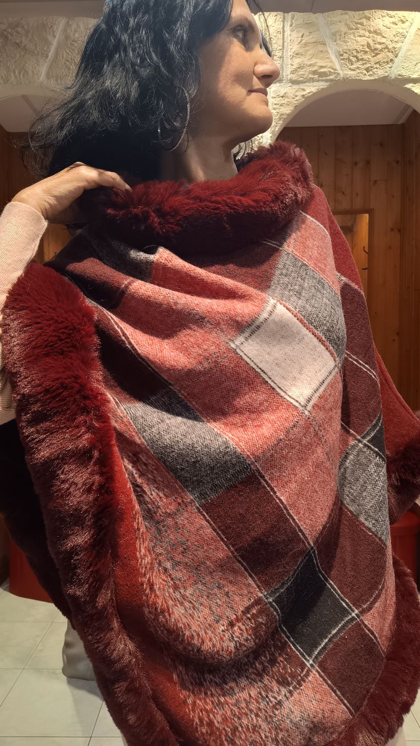 Poncho Carreaux fourrure bordeaux 