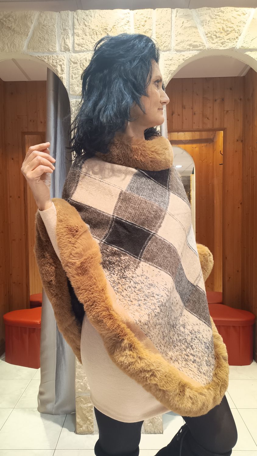 Poncho Carreaux fourrure camel 