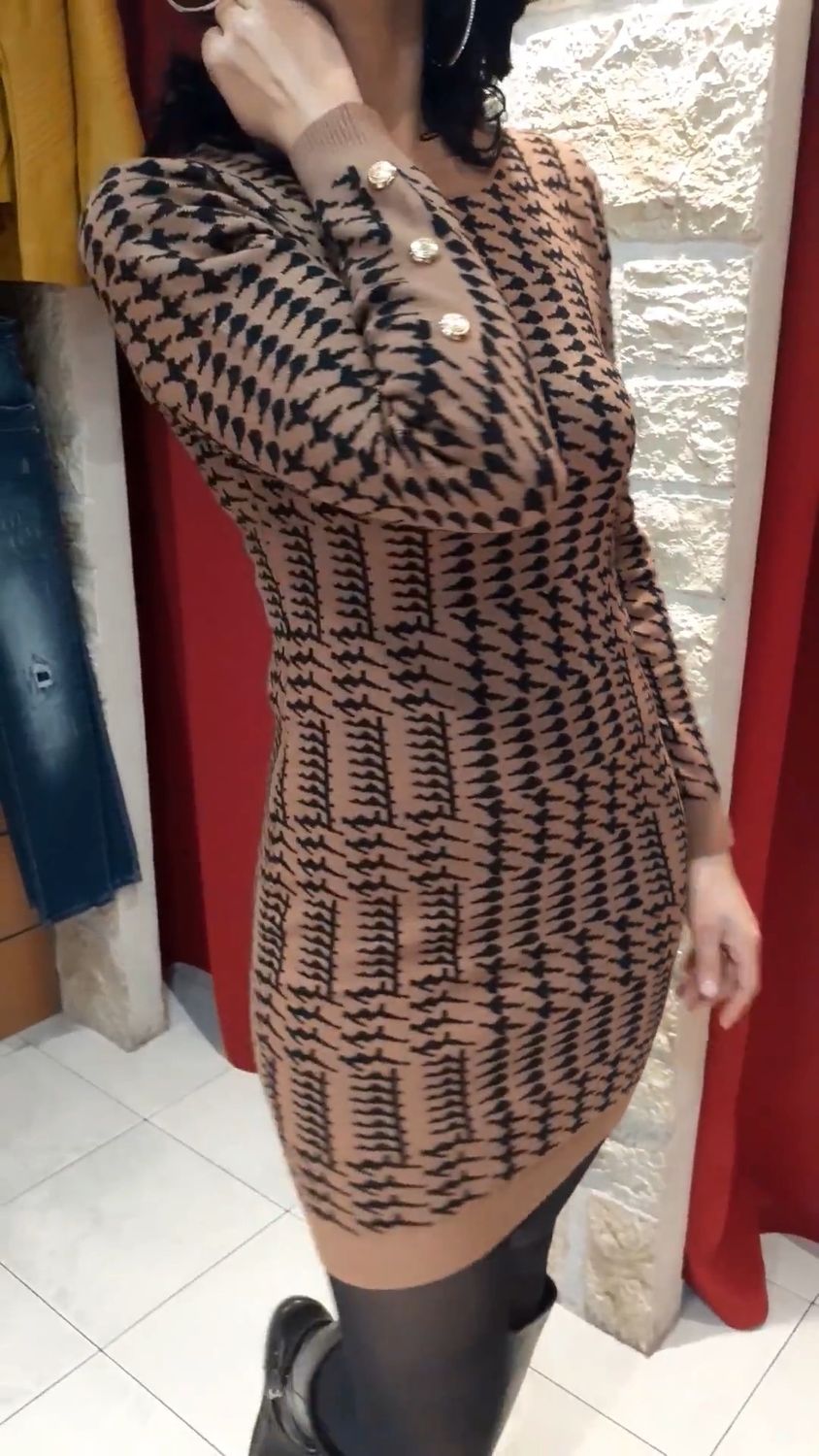 Robe pull Motifs camel 
