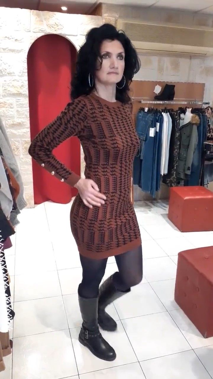 Robe pull Motifs caramel 