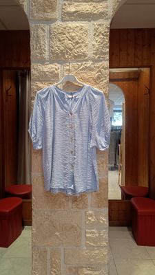 Blouse boutons bleu ciel 