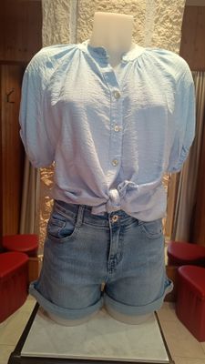 Blouse boutons bleu ciel 