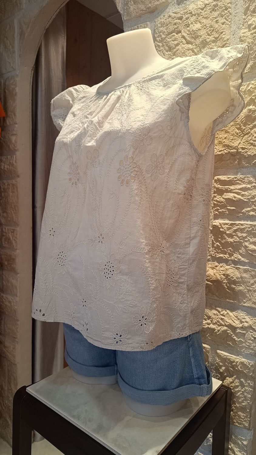Blouse brodée sans manches beige 