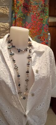 Collier pierres nacrées anthracite blanc