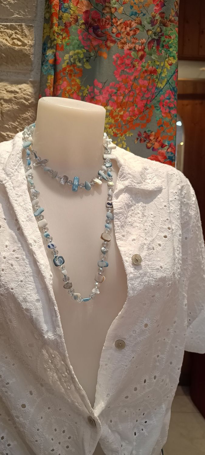Collier pierres nacrées bleu clair 