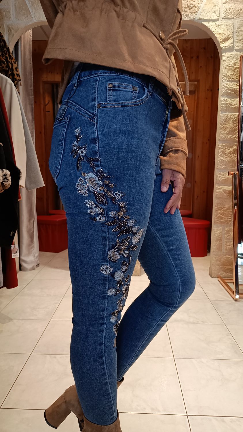 Jean broderie florale strass 