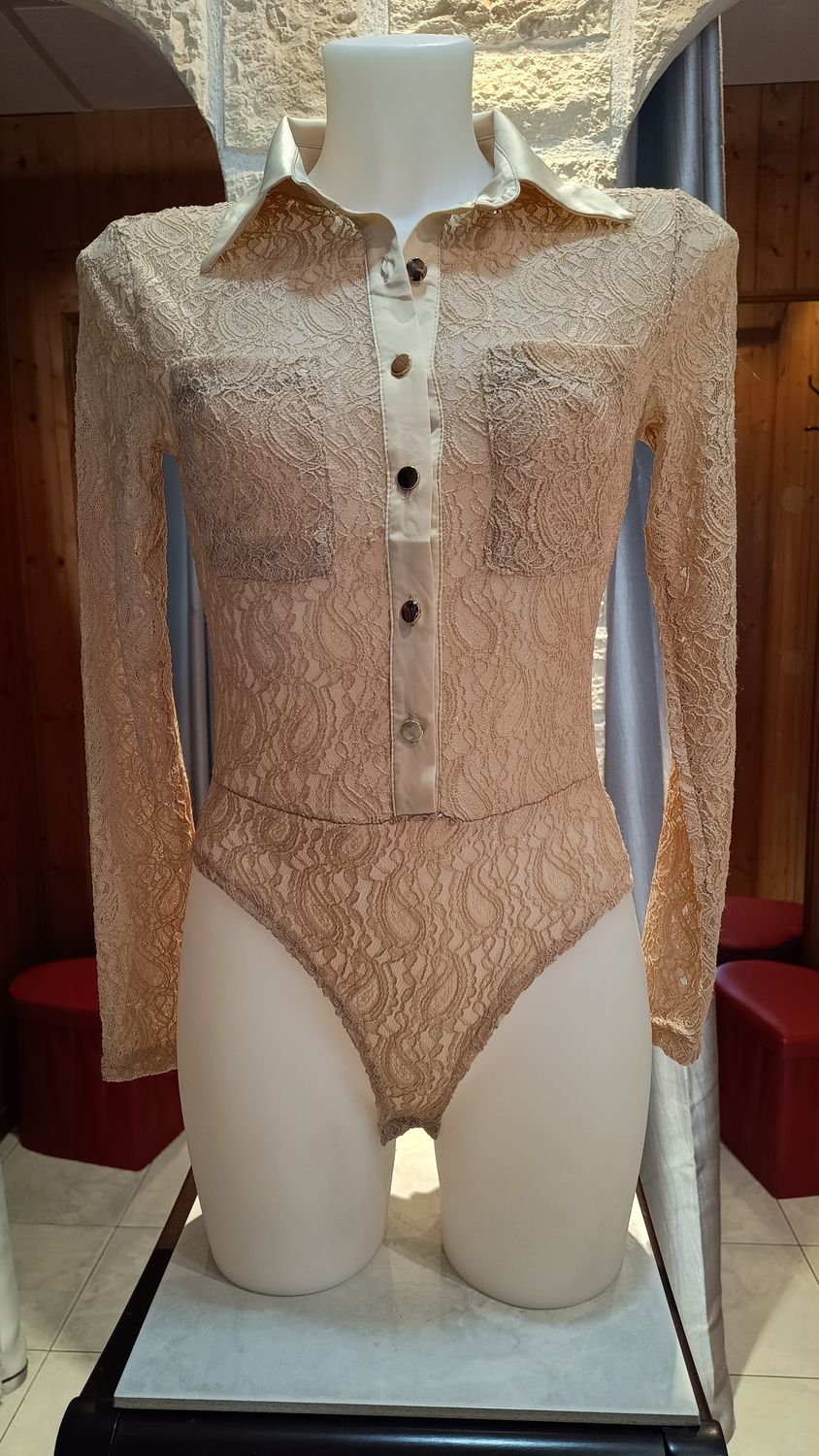 Body chemise dentelle chair 