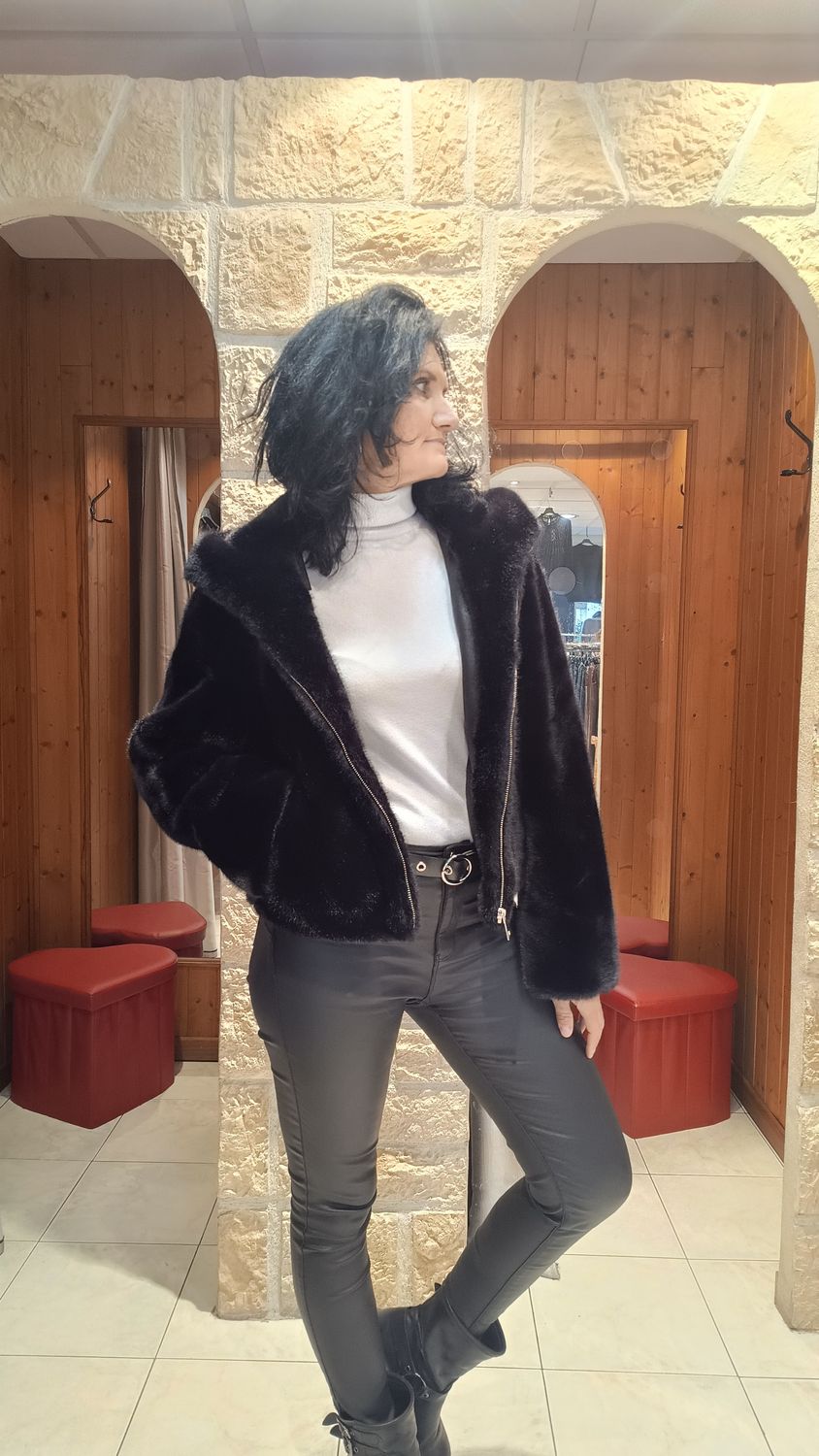 Manteau court capuche noir 