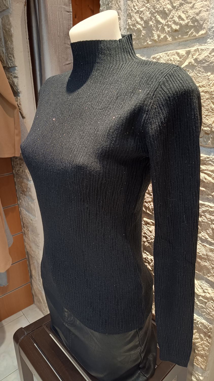 Pull motifs col cheminée pailleté noir Pull motifs col cheminée pailleté noir