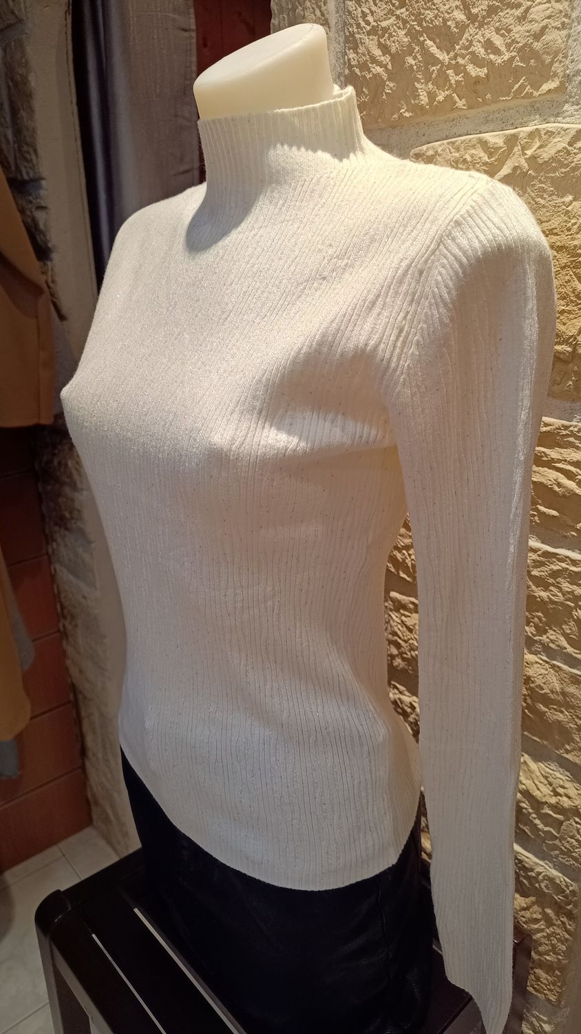 Pull motifs col cheminée pailleté blanc cassé Pull motifs col cheminée pailleté blanc cassé