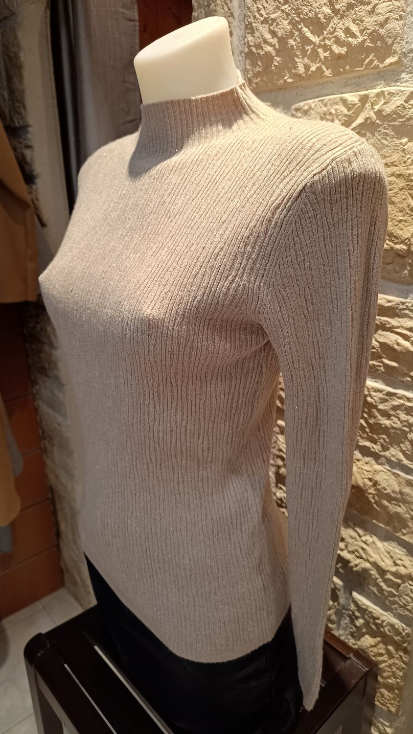 Pull motifs col cheminée pailleté beige Pull motifs col cheminée pailleté beige