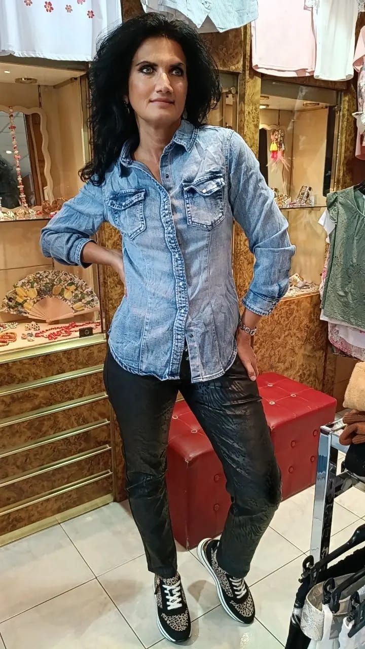 Chemise jean bleu clair en denim Chemise jean bleu clair en denim