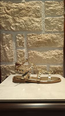 Spartiates à clous doré