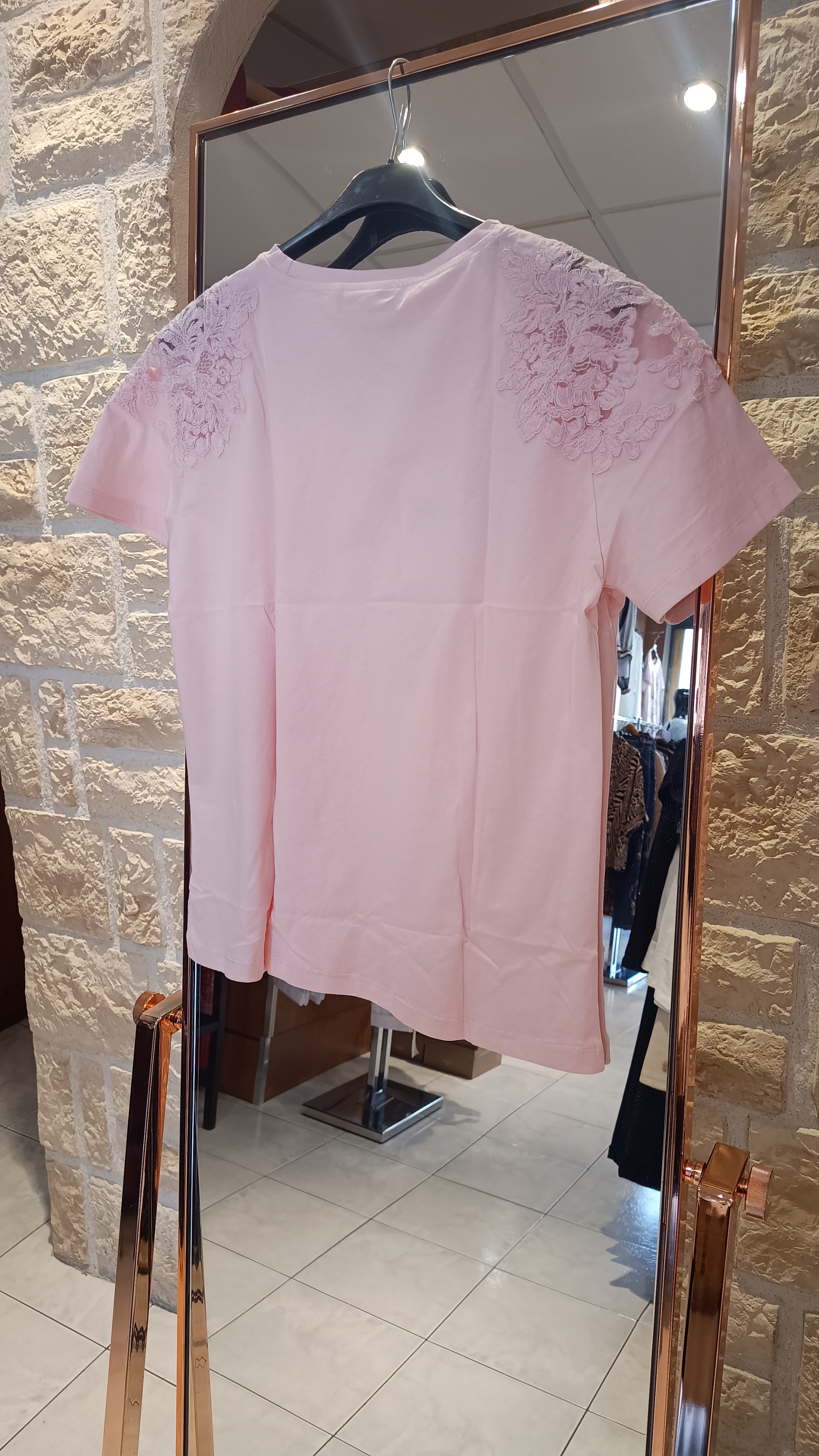 T-shirt épaule dentelle rose