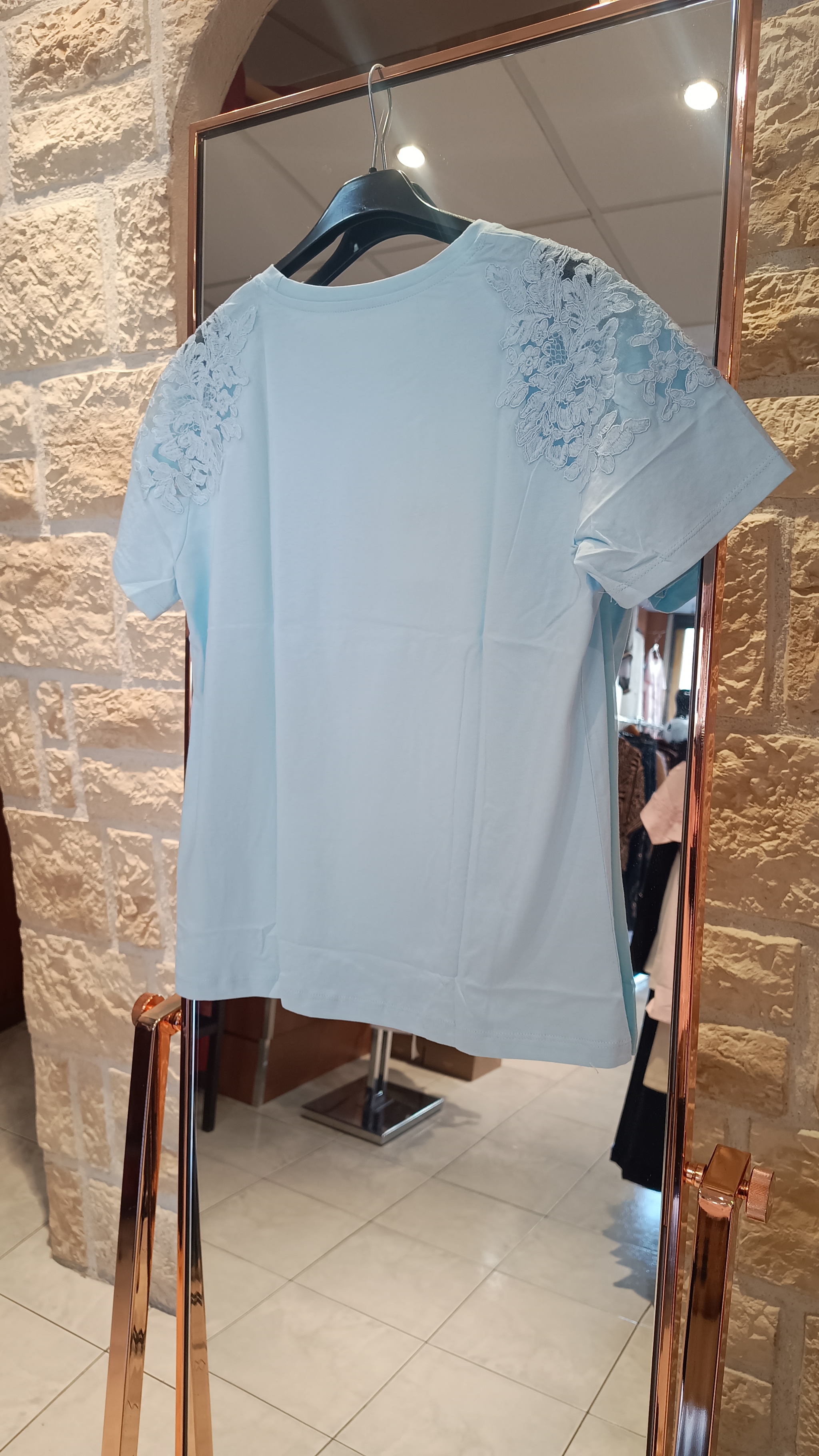 T-shirt épaule dentelle bleu ciel
