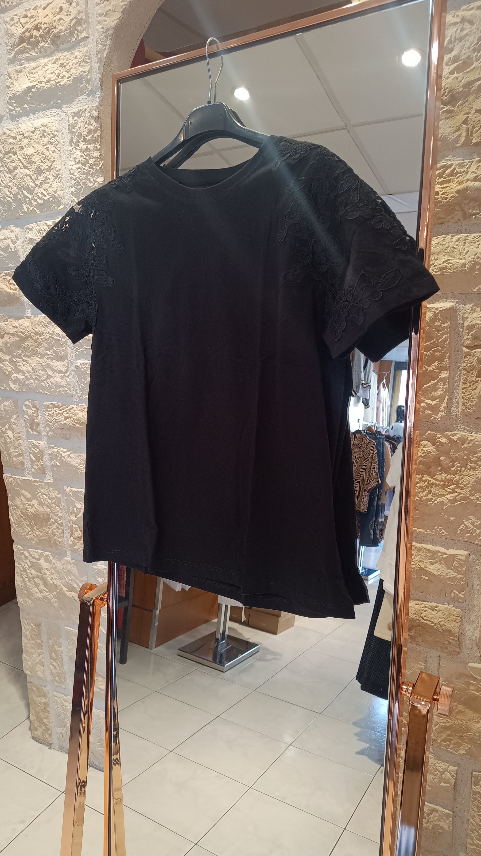 T-shirt épaule dentelle noir