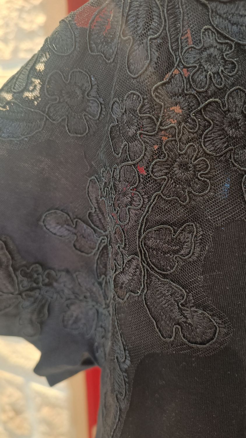 T-shirt épaule dentelle noir 