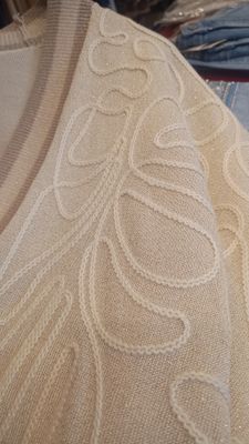 Gilet Kimono Doré Lurex – Broderies en Relief & Manches Chauve-souris
