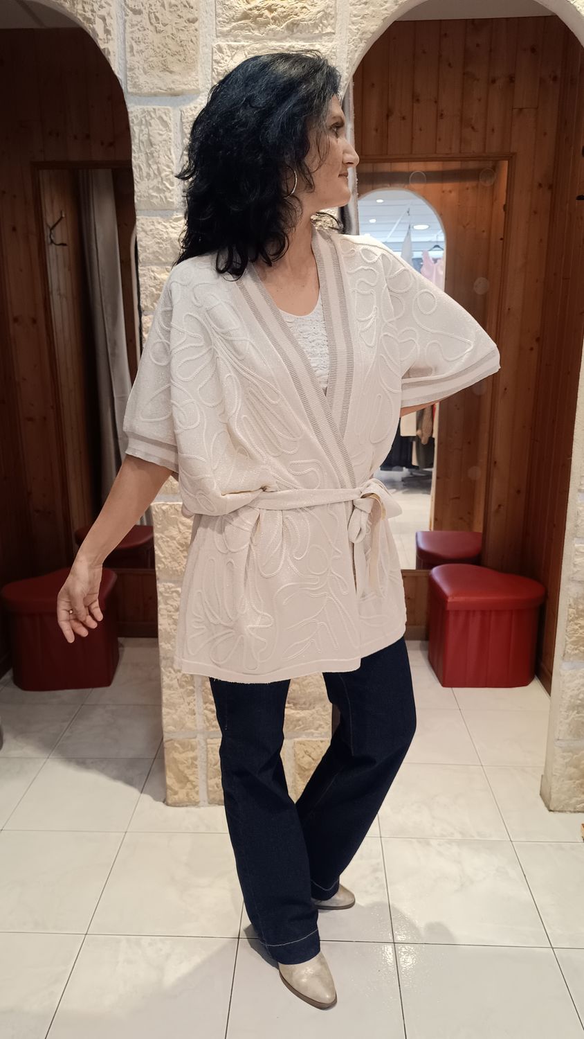 Gilet Kimono Doré Lurex – Broderies en Relief & Manches Chauve-souris Gilet Kimono Doré Lurex – Broderies en Relief & Manches Chauve-souris