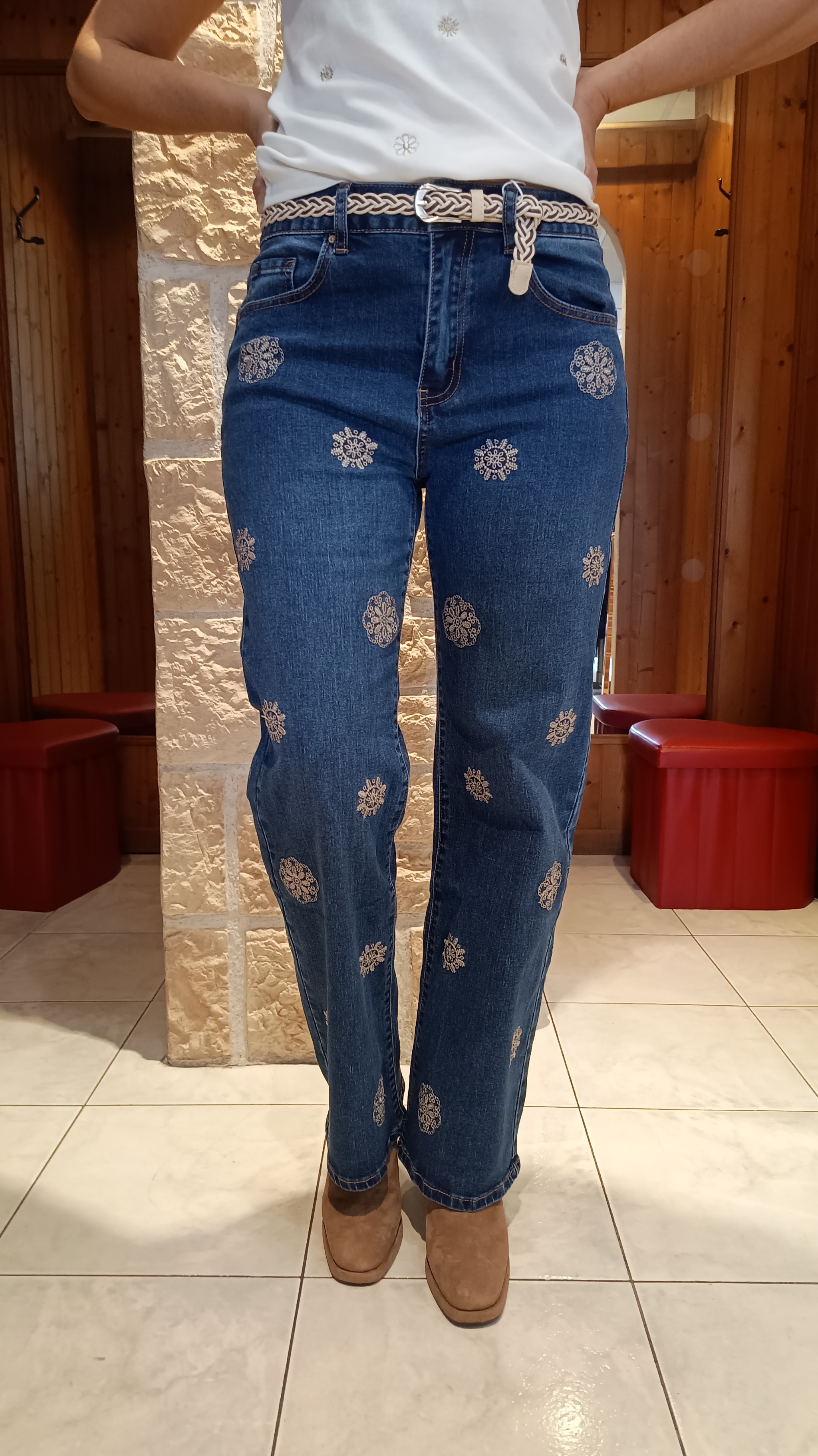 Jean fleurs brodées bleu foncé