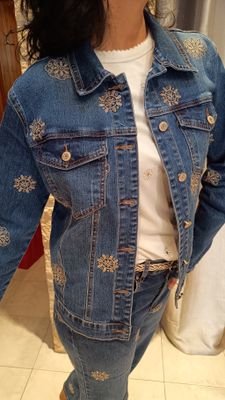 Veste jean fleurs brodées bleu foncé 