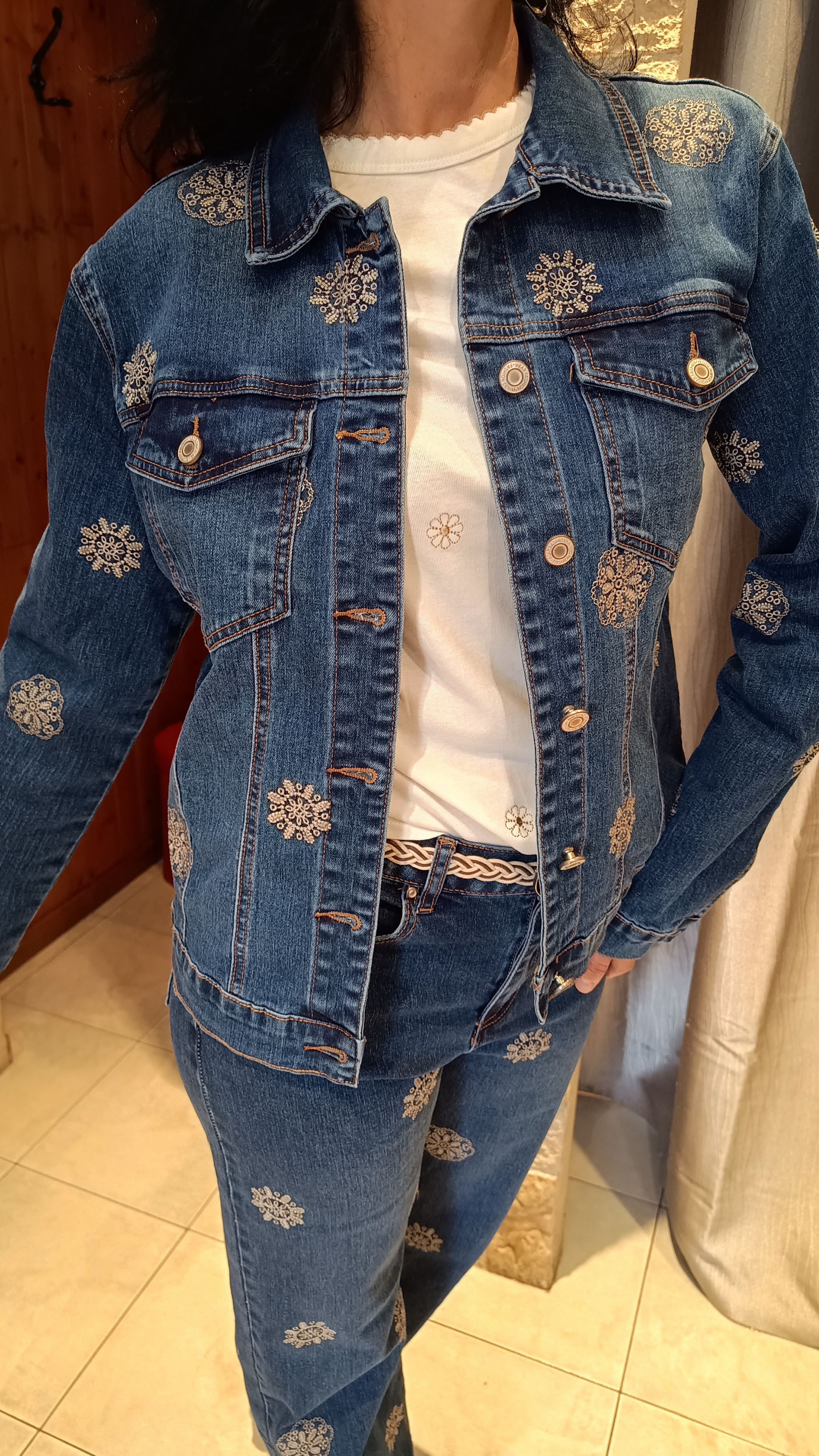 Veste jean fleurs brodées bleu foncé