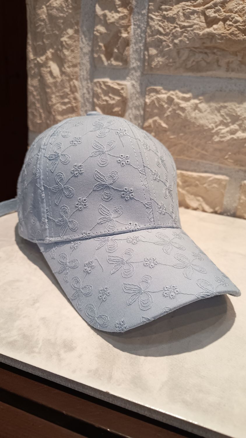 Casquette broderies bleu ciel 