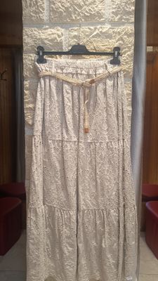 Jupe longue broderie anglaise beige Jupe longue broderie anglaise beige