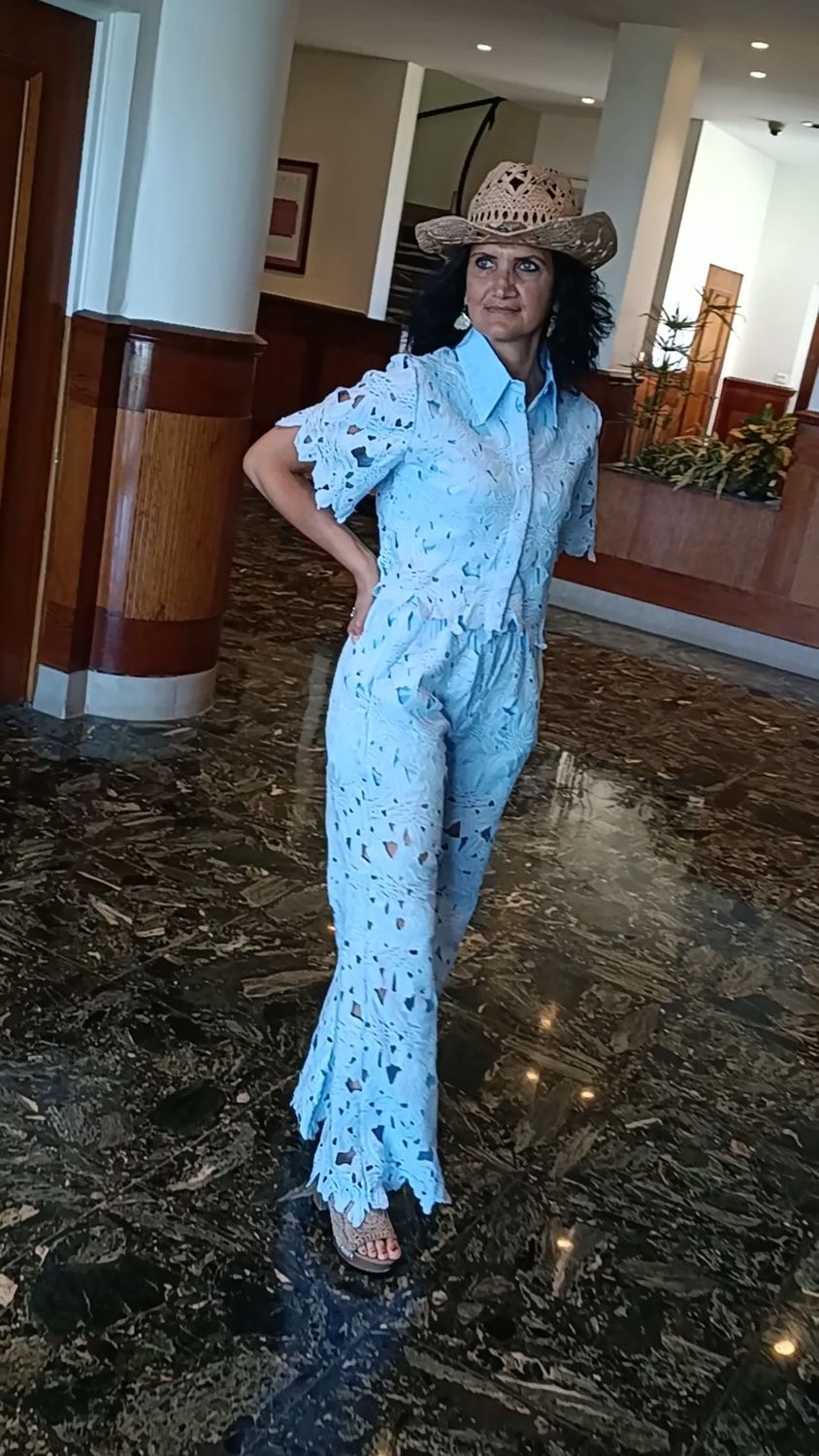 Pantalon dentelle guipure bleu ciel Pantalon dentelle guipure bleu ciel