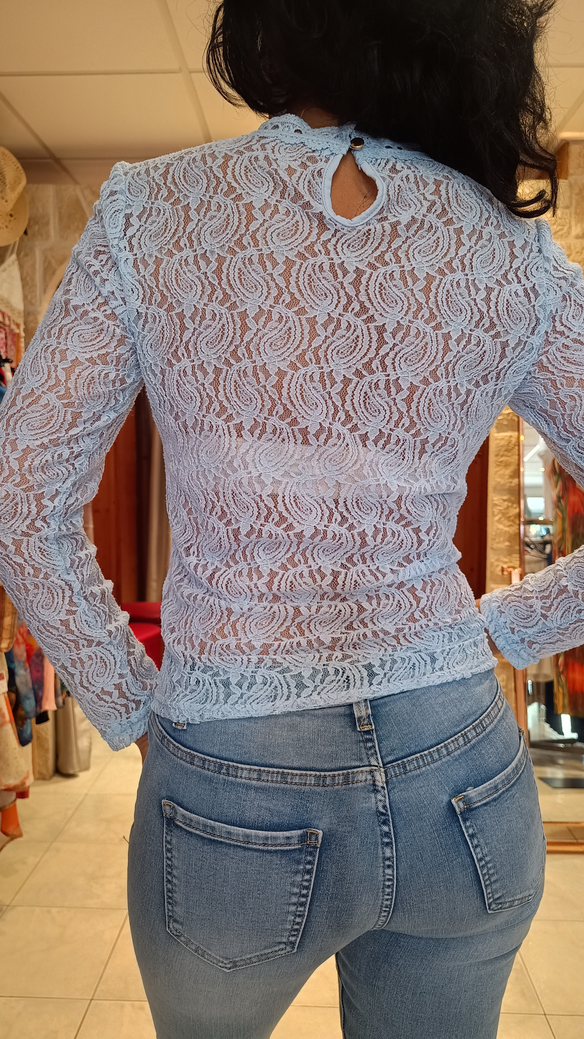 Blouse dentelle transparente bleu ciel