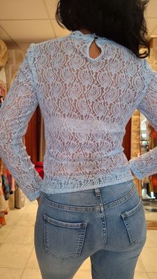 Blouse dentelle transparente bleu ciel 