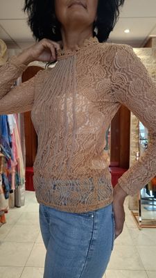 Blouse dentelle transparente camel