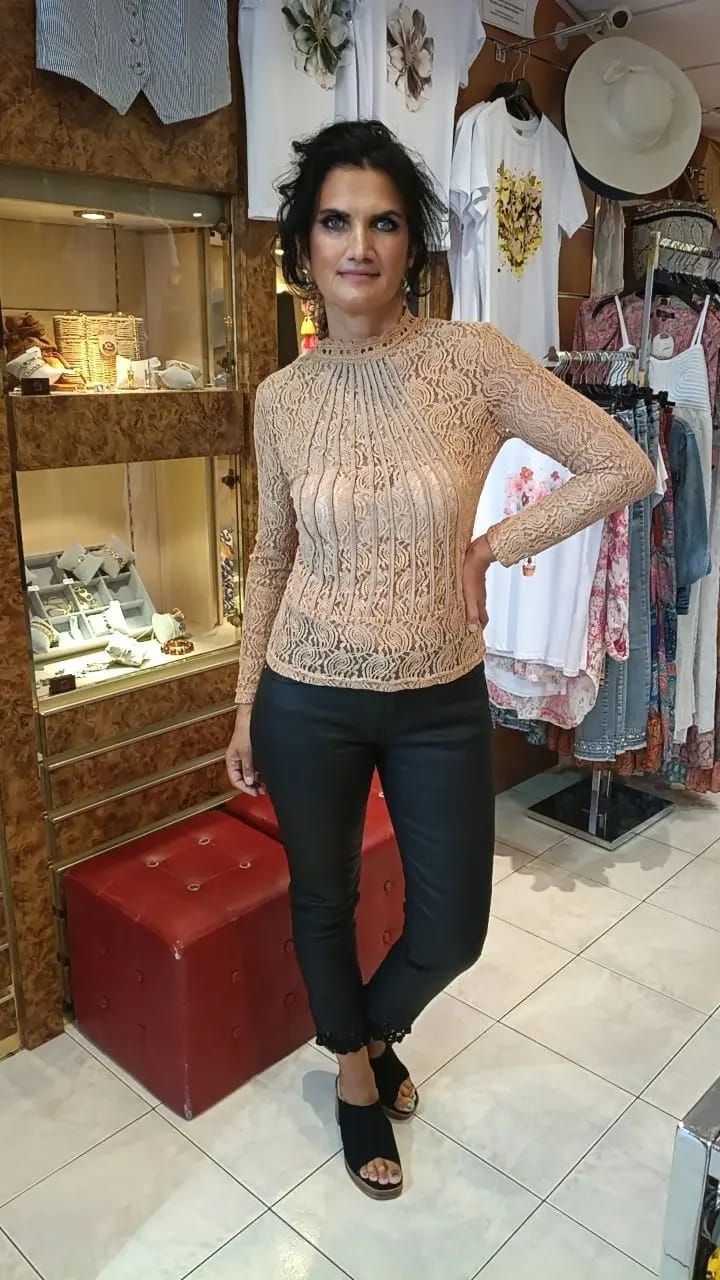 Blouse dentelle transparente camel
