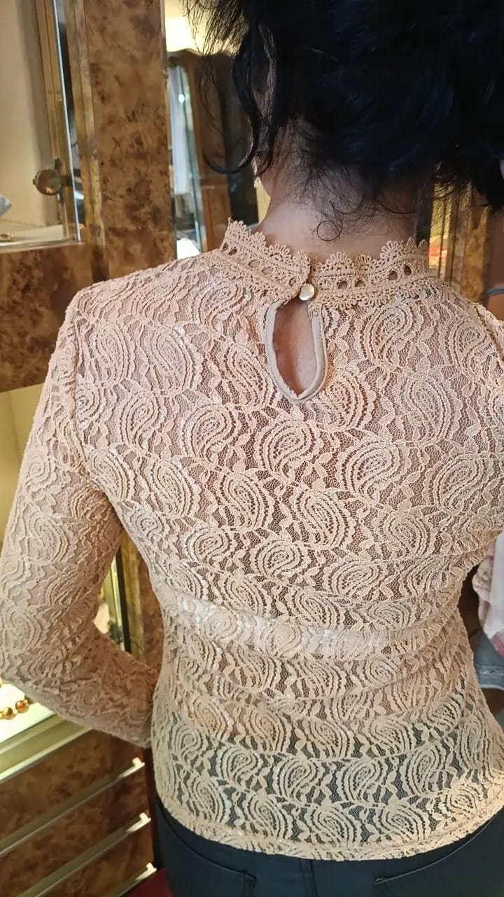 Blouse dentelle transparente camel