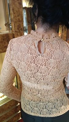 Blouse dentelle transparente camel