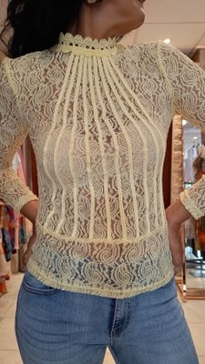 Blouse dentelle transparente jaune 