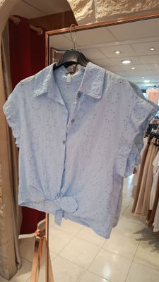 Chemisier brodé bleu ciel 