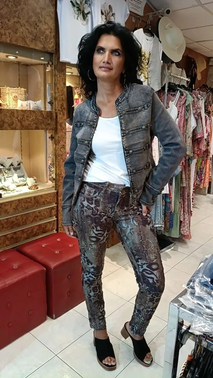 Blouson court en jean gris- coupe ajustée Blouson court en jean gris- coupe ajustée