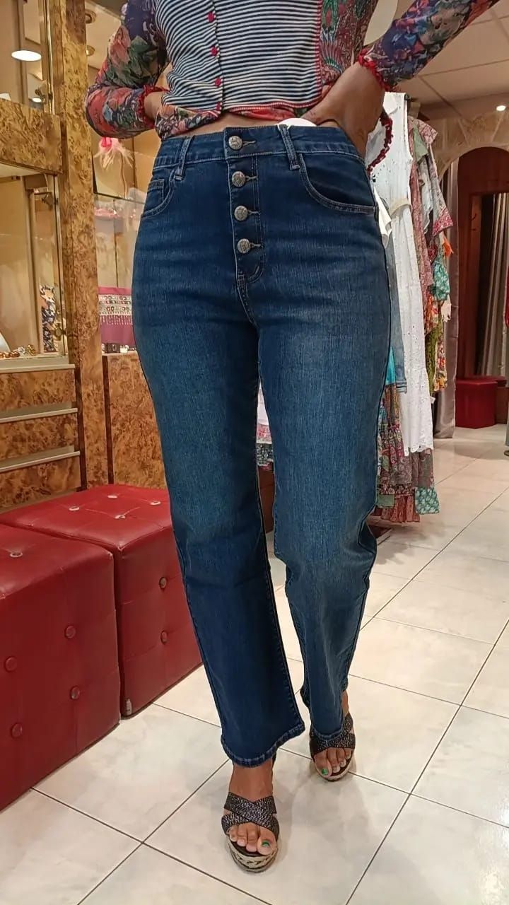 Jean Zac Zoé bleu– Coupe droite et boutonnage bijou Jean Zac Zoé bleu– Coupe droite et boutonnage bijou
