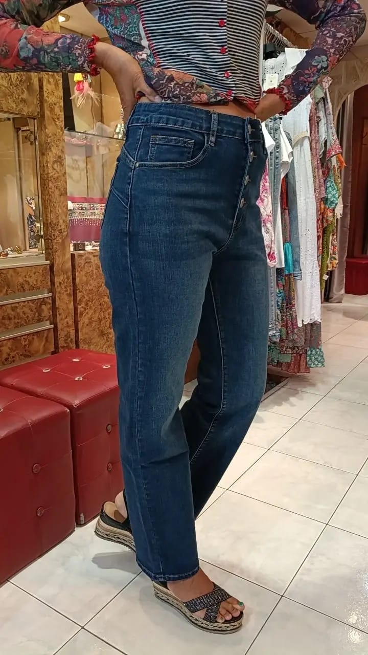 Jean Zac Zoé bleu– Coupe droite et boutonnage bijou