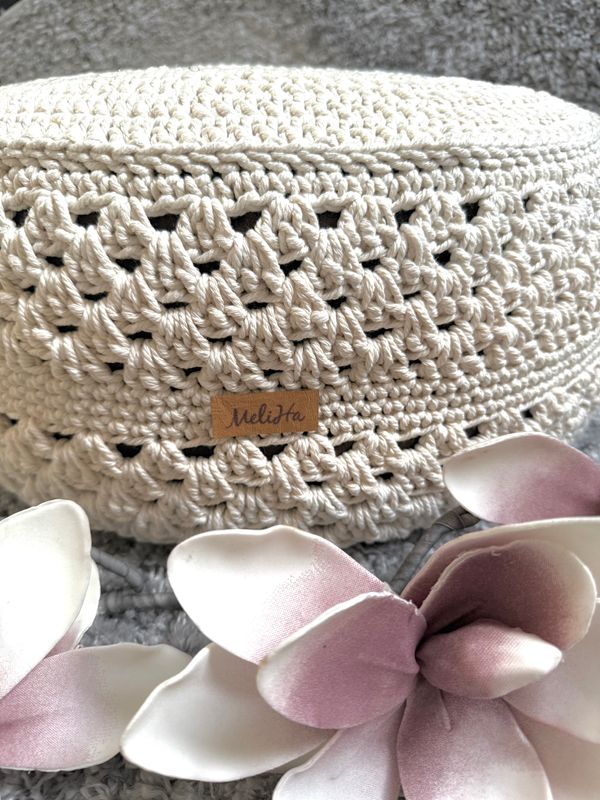 Pouf mit Makrameegarn