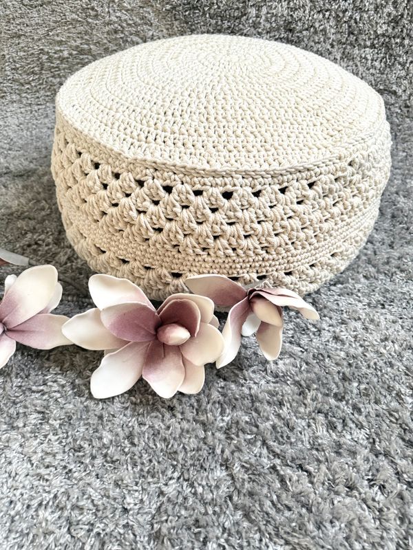 Pouf mit Makrameegarn