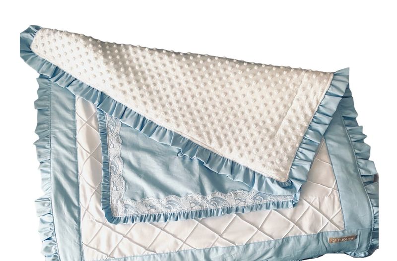 Babydecke mit Rüschen und Spitze