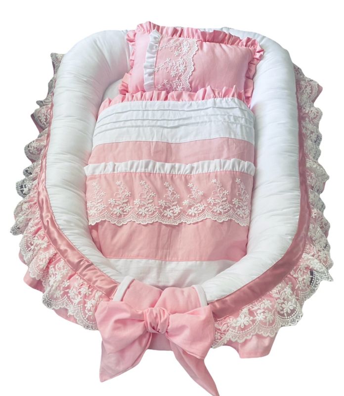 Babynestchen in rosa / weiß mit Rüschen und Spitze