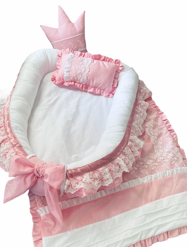 Babynestchen in rosa / weiß mit Rüschen und Spitze