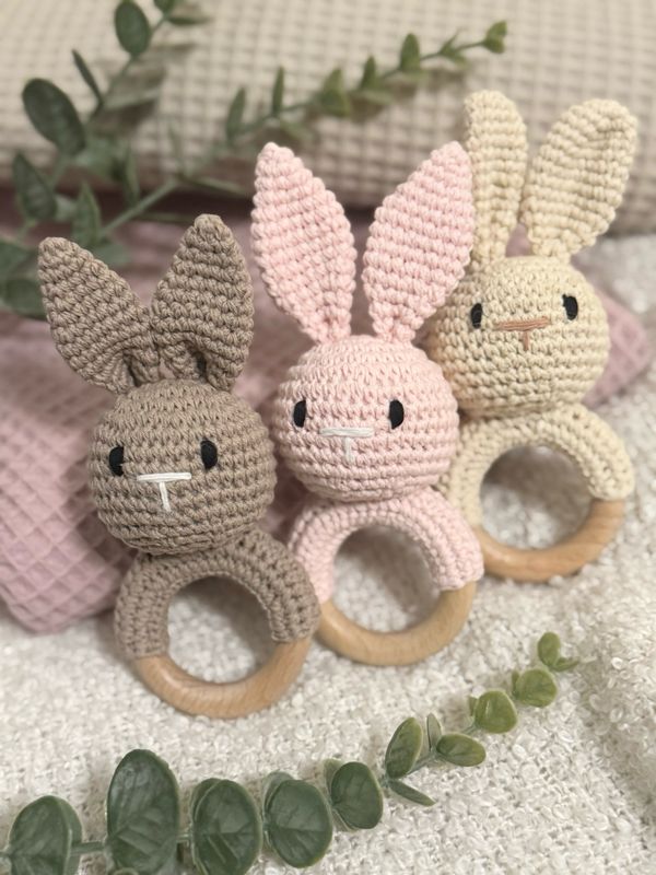 Babyrassel Häschen gehäkelt