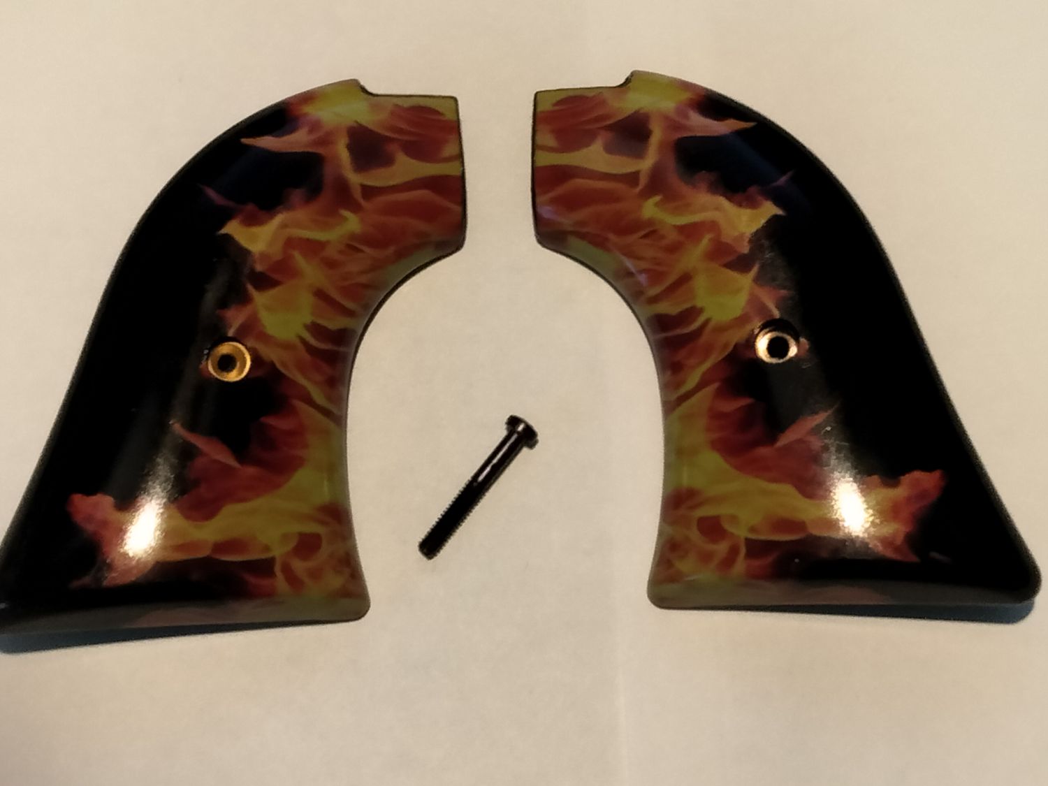 HERITAGE ARMS ROUGH RIDER REVOLVER GRIPS .22 CA - FREE SHIPPING