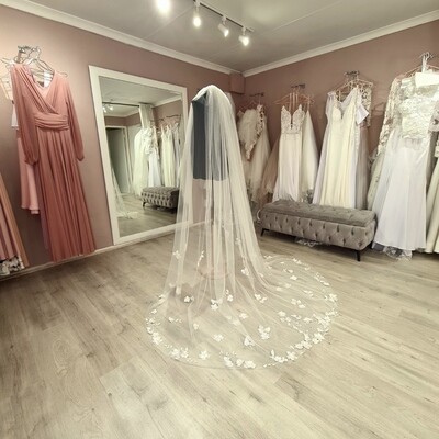 3D Floral Detail Veil